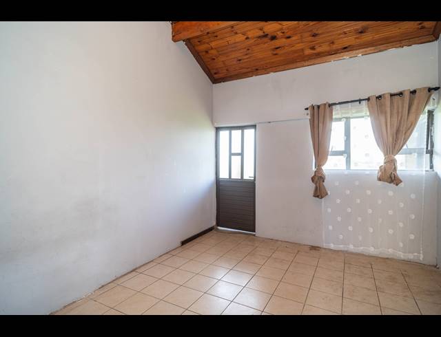 6 BEDROOM HOUSE FOR SALE IN CLARE ESTATE